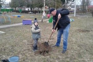 Садочок у садочку: у Княгининку діти з вихователями посадили фруктові дерева