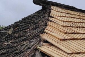 Реставрують дах князівського замку