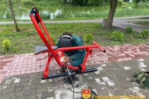 У Рожищі тренажерний майданчик попсували штатком бетону