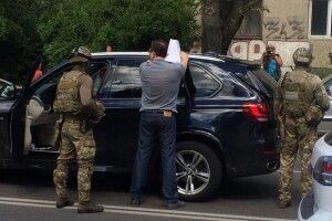 Невідомі штурмують будинок затриманого бійцями СБУ Олександра Тиводара