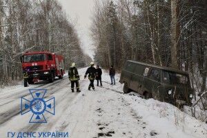 На Волині з дороги злетіло авто «Укрпошти»: на місці працювали рятувальники (Фото)