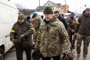 Петро Порошенко привіз засоби військового захисту на блокпост на в’їзді до Києва