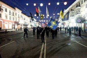 Як у Луцьку марширують зі смолоскипами (Відео)