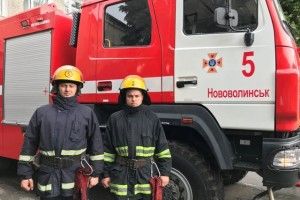 Нововолинські рятувальники винесли непритомного чоловіка із задимленої квартири