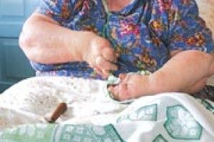 ІКОНИ ВИШИВАЄ... ЗУБАМИ