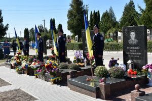 Серце розривалося, коли клали квіти на могили героїв під «Плине кача по Тисині...»