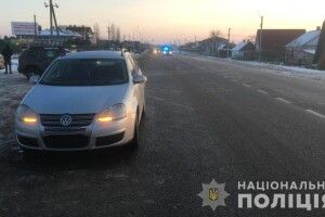 Лежав на дорозі: автівка на смерть переїхала людину на Рівненщині