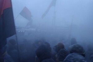 Учасники «Маршу за імпічмент» беруть штурмом Жовтневий палац – поліція «відбивається» вогнегасниками