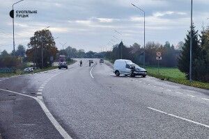 На Волині серйозна ДТП: одна з машин злетіла з дороги