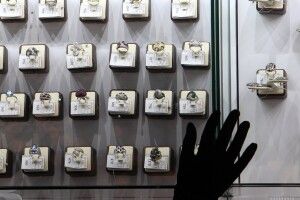 Злодії заїхали в ювелірний магазин і прихопили перснів та ланцюжків на два мільйони