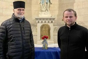 Троянди, принесені рік тому українцями святій Терезі, досі не зів’яли