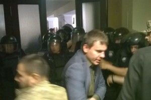 У Київраді відбулася бійка між спецпризначенцями і депутатами 
