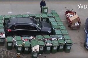 Китайський двірник круто провчив місцевого «автоандона» (фото+відео)
