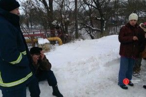 «Самогубцю» несли від річки попід руки