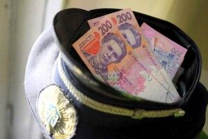200 гривень на куртці волинського поліцейського