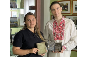 Волинські митники передали у Херсонський музей конфісковані старовинні монети та книгу