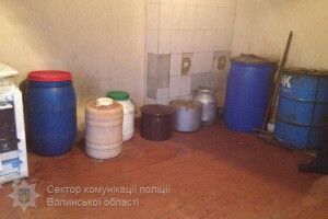 Поліція забрала 700 літрів закваски у того, хто їй поскаржився