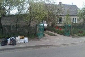 Лучани нарікають на львівське сміття, а самі пакети на тротуари виносять