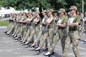 Жінкам-воїнам пропонували пройтися на параді у каблуках!