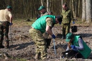 Митрополит Луцький і Волинський вбрався у камуфляж і заходився садити дуби (фото)
