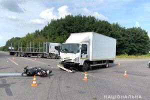 На Рівненщині водій вантажівки не пропустив мотоцикліста: 20-річний хлопець одержав відкриті переломи стегон