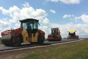Під Луцьком кладуть асфальт на важливій розв’язці