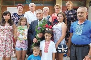 Дід Степан танцював на весіллях із нареченими всіх своїх онуків