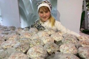 12-річна Анастасія самотужки напекла… тисячу пасок!
