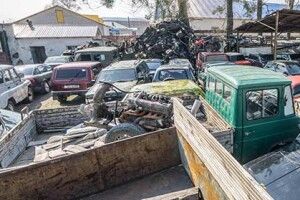 У дворі райвідділу поліції на Рівненщині виріс «Еверест» вилученої у бурштинокопачів техніки (фото)