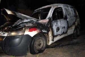 У Рівному вночі вщент згоріла автівка (ФОТО)