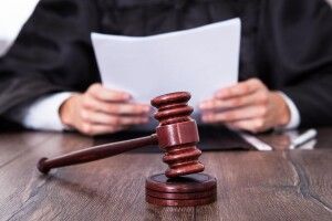 Зв'язав скотчем та забрав усі гроші: чоловік напав на продавчиню