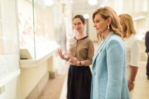 Олена Зеленська ініціює запуск аудіогідів українською у найбільших музеях світу