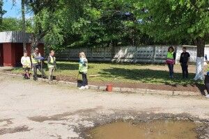 Мешканці луцького мікрорайону заквітчали автобусну зупинку