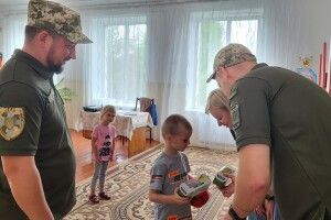 Волинські прикордонники відвідали дітей загиблих побратимів (Фото)