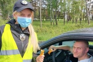 У Ковелі патрульні роздавали цукерки взірцевим водіям 