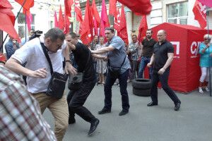 Депутати побилися під Печерським судом