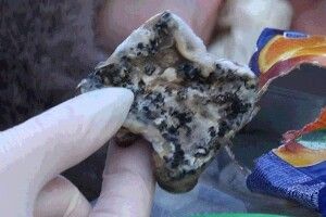 «Мамо, там, напевно, якийсь сюрприз»: дівчинка отруїлася соком із пліснявою (Відео)