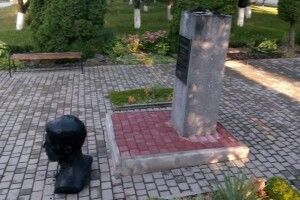У Володимирі вандали скинули з п'єдесталу погруддя Агатангела Кримського