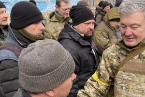 Порошенко передав зброю та спорядження батальйону тероборони «Скіф» у Василькові