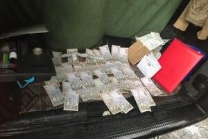 Злапали капітана та старлея поліції – 50 тисяч хабара були з ними (фото)