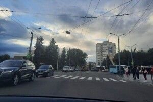 У центрі Луцька сталася ДТП за участю Lexus і тролейбуса (Фото)