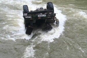 Вантажівка з людьми впала в річку