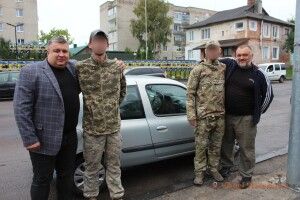 Працівники Рожищенської міськради зібрали кошти на авто для воїна-земляка