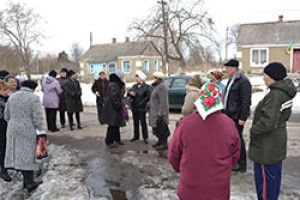 СЕЛЯНИ ПІДНЕСЛИ МОЛОКОПЕРЕРОБНИКАМ ГАРБУЗА