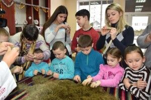 У Луцьку діти загиблих Героїв плели святкові дідухи з сіна (ФОТО)