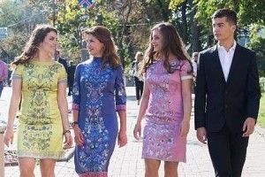 Перша леді з доньками вдягли на парад сукні з козацькою вишивкою