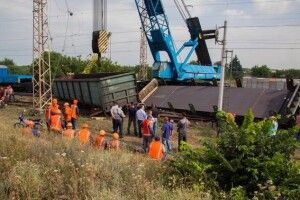 Під Дніпром зійшов з рейок вантажний потяг (фото)
