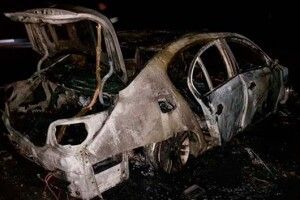 БМВ спалахнула під час руху і згоріла дотла на Рівненщині (ФОТО)