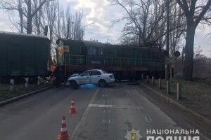 Водій «Ланоса» загинув у результаті зіткнення з локомотивом (фото)