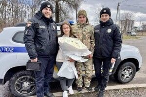 У Володимирі військовий освідчився коханій за допомогою... поліцейських